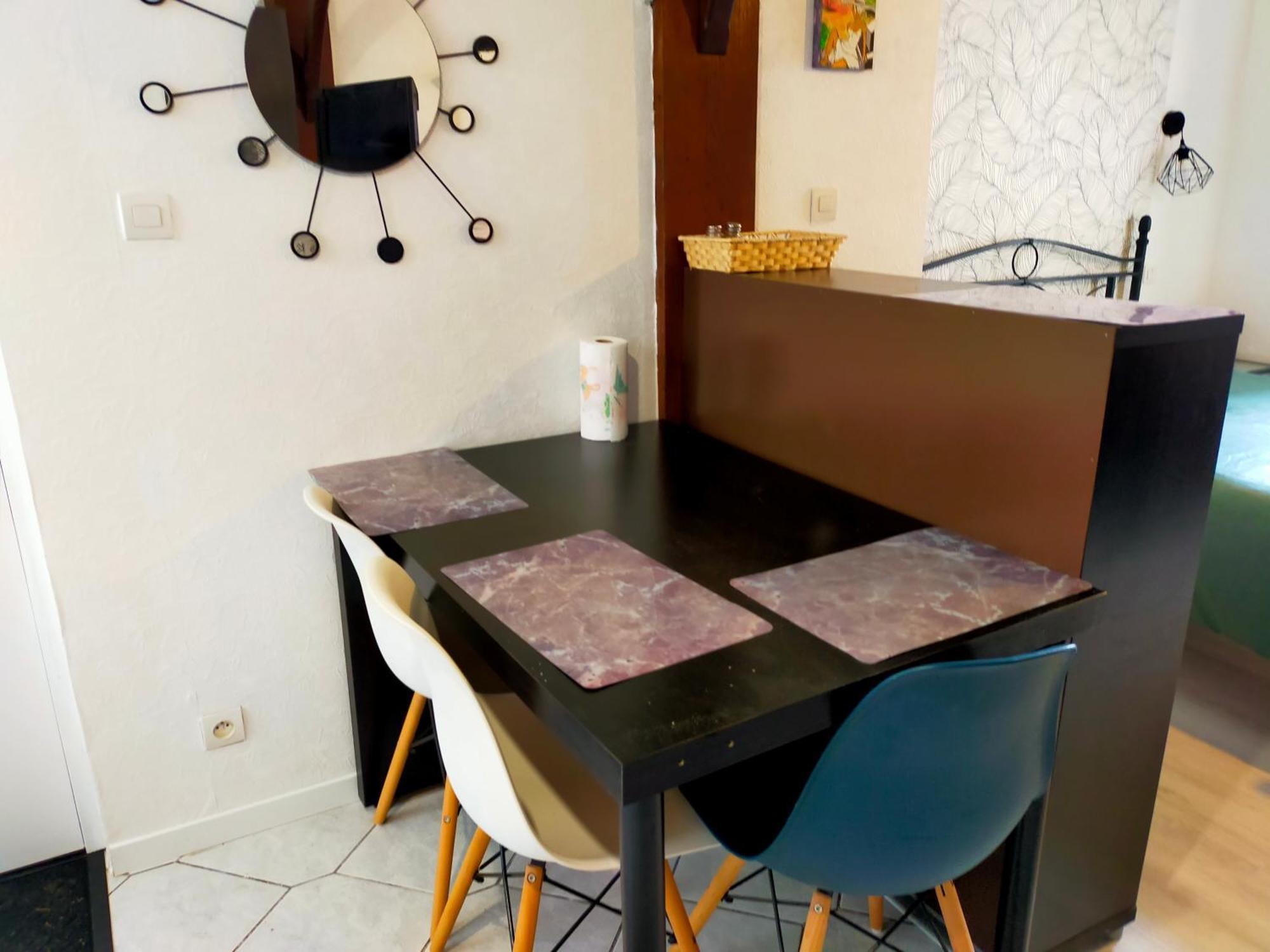 Studio En Rdc Avec Balcon Centre Vitre Bagian luar foto